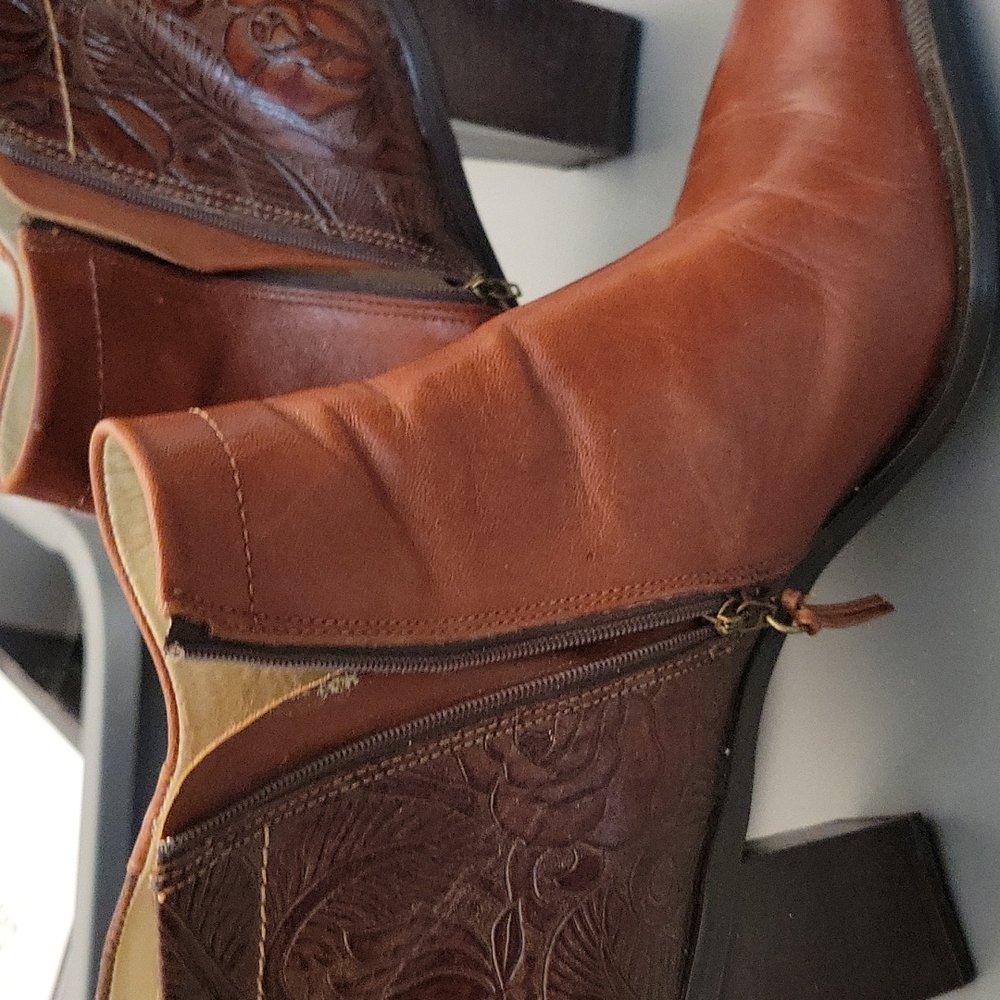 BCBGirls Max Azria Brown Western Booties Western floral Embossed Size 8 .5 B - Picture 4 of 8